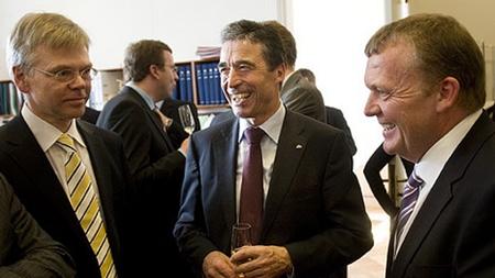 Karsten Dybvad i samtale med statsminister Lars Løkke Rasmussen og tidligere statsminister Anders Fogh Rasmussen.