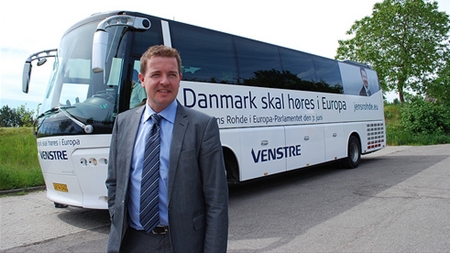 Jens Rohdes tid i Parlamentet har forandret ham. Her står han ved sin valgkampsbus ved parlamentsvalget i 2009.