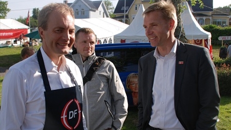 I Dansk Folkepartis stand bød de på flæskesteg. Her Peter Skaarup og Kristian Th. Dahl.