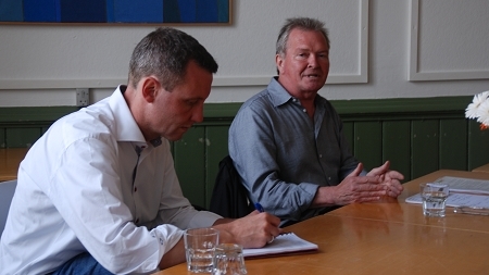 Nick Hækkerup (S) og Frank Aaen (EL) ved et debatmøde i Kærnehuset.