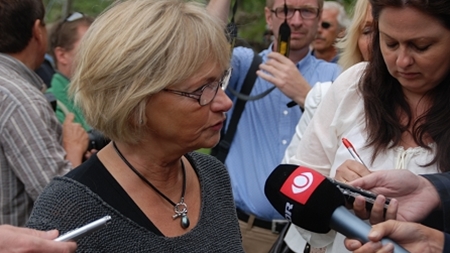 DF's partileder Pia Kjærsgaard i samtale med den fremmødte presse.