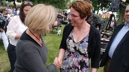 Pia Kjærsgaard (DF) hilser på Bornholms socialdemokratiske borgmester Winni Grosbøll.