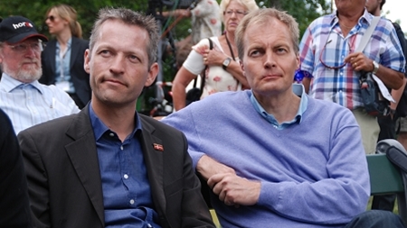 Tidl. partisekretær Steen Thomsen lytter intenst på partiformandens hovedtale, her sammen med Peter Skaarup (DF).
