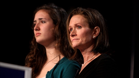 Karen Santorums fortid udfordrer hendes mand Rick Santorums stærke abort-holdning