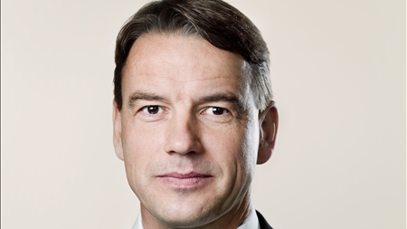 Udviklingsminister Christian Friis Bach (R) er havnet i en prekær knibe i sagen om sminkede regnskaber i Institut For Menneskerettigheder. 