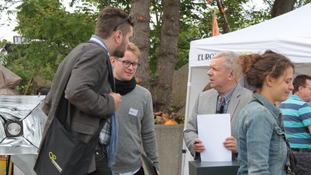 Rasmus Nielsen, Oskar Nielsen og Maja Flinthøj inden optagelserne på EuropaMagasinet.