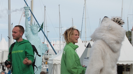 Greenpeace var blot en af de mange politiske interesseorganisationer, der har fået stand på havnen i Allinge.