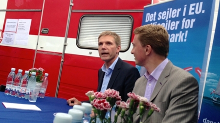Partiformand Kristian Thulesen Dahl (DF) havde svært ved at få ørenlyd i folkemængden på Cirkuspladsen i Allinge.