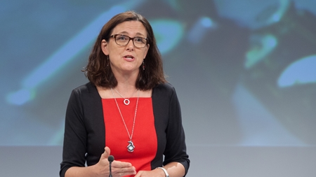 Den svenske EU-kommissær Cecilia Malmström vil forsøge at overtale EU-landene til at åbne for nye måder for asylansøgere at komme lovligt til EU.