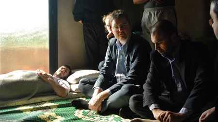 Udviklingsminister Rasmus Helveg Petersen (R) besøger syrisk familie, der er flygtet til Libanon. Manden på madrassen er lam, fordi han fået skudt rygraden over. Januar 2014. 