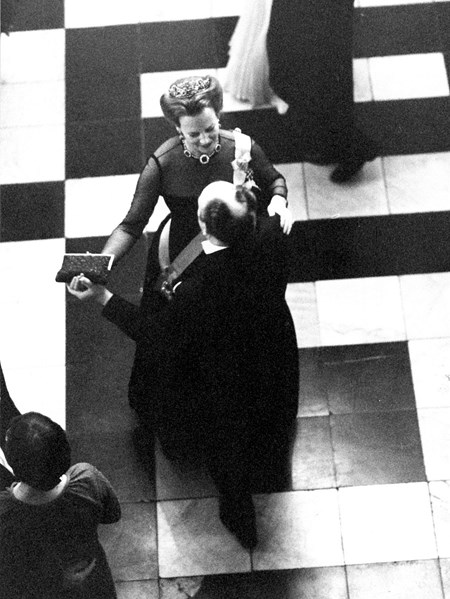 1982: Statsminister Anker Jørgensen danser med dronning Margrethe II.