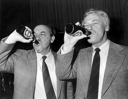 1983: Statsminister Poul Schlüter (K) og Anker Jørgensen drikker øl under et valgmøde.