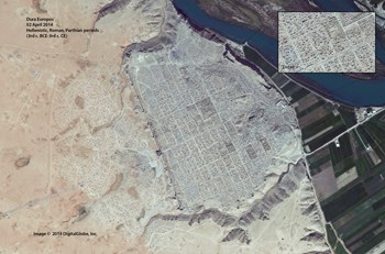 Figur 3: Google
Earth satellitbillede af Dura-Europos ved Eufrat-floden. Alle de
krater-agtige spor er tydelige rovgravninger og viser den ekstensive
illegale aktivitet på lokaliteten (Foto: Google Earth).
