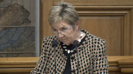 Kulturminister Marianne Jelved (R) arbejder nu på et nyt kompromisforslag om UnderholdningsOrkestret, som hun skal forhandle med de andre partier i næste uge.