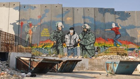 Grafitti på muren, der deler Israel og Vestbredden.