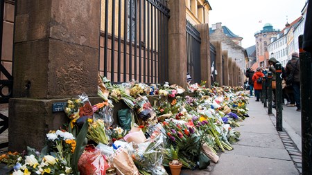 Blomster på Krystalgade i København langs synagogen, hvor en mand lørdag nat blev skudt og dræbt. 