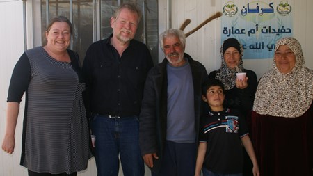 To af deltagerne på Det Udenrigspolitiske Nævns tur til Jordan var Enhedslistens Christian Juhl og Socialdemokraternes Mette Gjerskov. Her fotograferet med flygtninge fra Zaatari-lejren. 