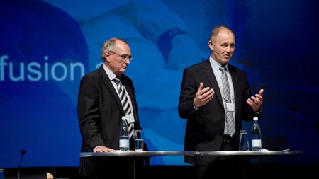 Formand for Danske Regioner, Bent Hansen (S), og formand for KL, Martin Damm (V), blev mødt med hård kritik, da de torsdag var på scenen for at forsvare planerne om at lægge de to organisationer sammen.