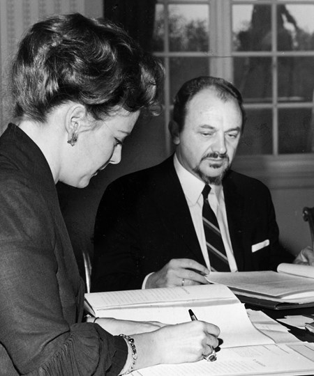 Statsminister Anker Jørgensen (S) ser på, mens dronning Margrethe underskriver EF-loven efter folkeafstemningen, hvor Danmark indtrådte i Det Europæiske Fællesmarked, 1972.