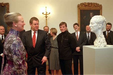 Statsminister Poul Nyrup Rasmussen (S) præsenterer regeringens gave til dronningen i forbindelse med det forestående 25-års regentjubilæum, 1996.