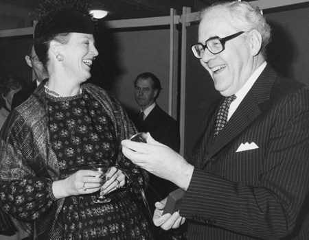 Poul Hartling (V) var statsminister fra 1973-75. Her ses han sammen med dronningen i 1981, hvor han som FN's flygtningehøjkommissær modtog Nobels Fredspris. 