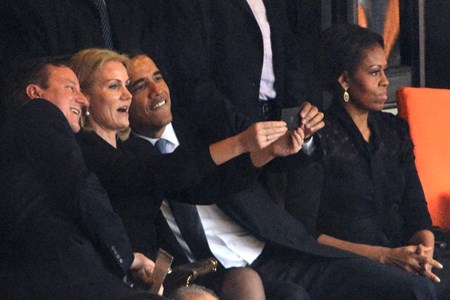 Den famøse episode ved Nelson Mandelas 
mindehøjtidelighed i december 2013, hvor Helle Thorning-Schmidt tog den såkaldte 'selfie' med USA's præsident 
Barack Obama og den britiske premierminister David Cameron.