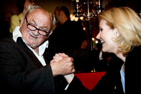 Generationerne lægger arm. Da fhv. statsminister Anker Jørgensen blev fejret på sin 85 års fødselsdag på Arbejdermuseet i København i 2007, kom arvtageren Helle Thorning-Schmidt forbi og ønskede tillykke.
