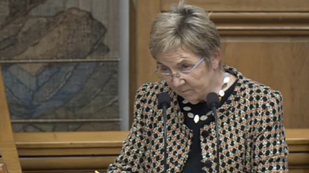 Kulturminister Marianne Jelved mener, at Dukkepartiets "happening" har fået Venstres kulturordfører, Michael Aastrup Jensen, til at "falde i med begge ben."