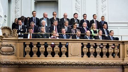 Alle ministeriernes departementschefer samlet ved Folketingets åbning i oktober. Ender valget med blå sejr og en ren Venstre-regering, er det sandsynligt, at en række ministerier lægges sammen, og en håndfuld departementschefer kommer i overskud, skriver Susanne Hegelund og Peter Mose. 