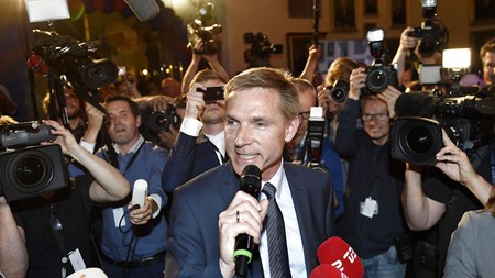 Kristian Thulesen Dahl med mikrofonen til Dansk Folkepartis valgfest i Snapstinget på Christiansborg.