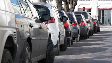 En højere parkeringspris vil få flere biler væk fra gaden, lyder det fra forskere.&nbsp;