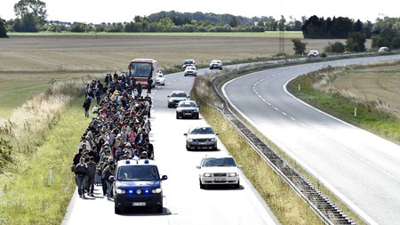 En gruppe flygtninge, der ikke ønsker asyl i Danmark, bevæger sig mod Sverige fra Lolland til fods.