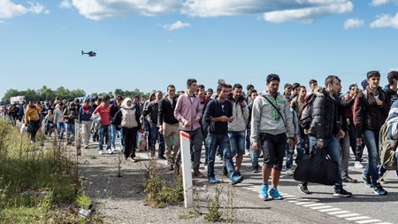 Grupper&nbsp;af flygtninge og migranter&nbsp;på de lollandske motorveje.<br>