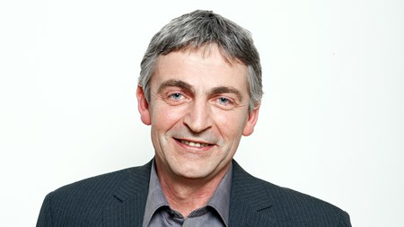 Den tyske politiker Martin Häusling fra partiet Bündnis 90/Die Grünen er blandt de europa-parlamentarikere, som går ind for at begrænse størrelsen på økologiske bedrifter inden for svin og fjerkræ.