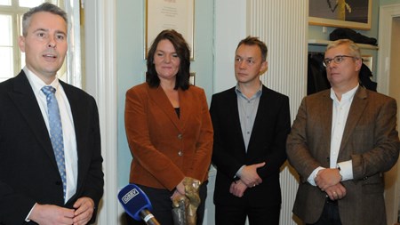 Jan Juul (nr 2 fra højre) er tæt på Socialdemokraternes gruppeformand, Henrik Sass Larsen. 