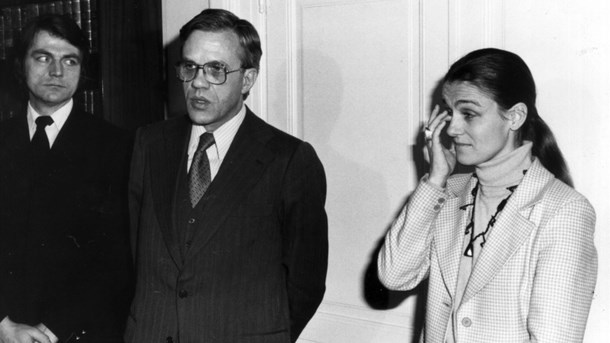 1978: En af danmarkshistoriens mest kendte tårer tørres væk. Ritt Bjerregaard går af som undervisningsminister efter sagen om et dyrt ophold på Hotel Ritz i Paris. Til højre for Ritt står afløseren, senere finansminister Knud Heinesen. 