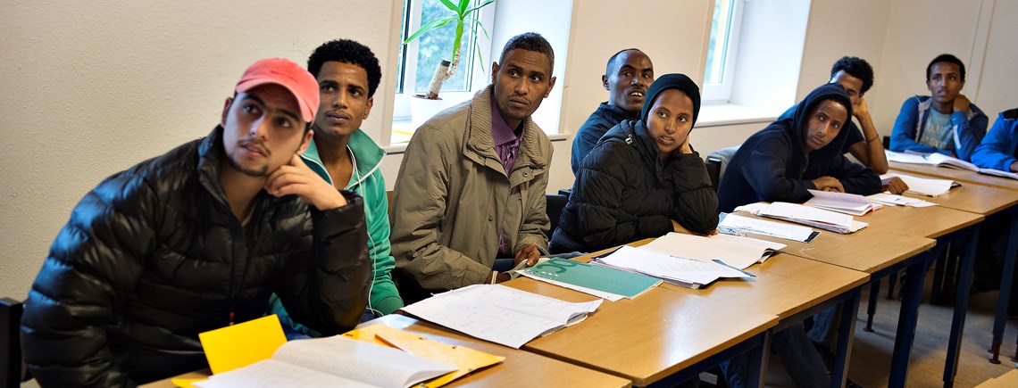 Kommunerne modtager rekordmange flygtninge for tiden. De skal igennem danskundervisning og jobtræning for at komme i arbejde&nbsp;–&nbsp;og den regning er blandt&nbsp;andet ulandsbistanden med til at betale.