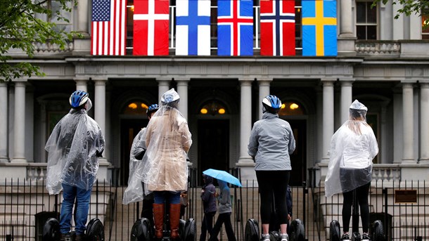 En gruppe på segway-tur kigger på Eisenhowerbygningen i Washington, som i anledning af det amerikansk-nordiske topmøde er pyntet med det amerikanske og de nordiske flag. 