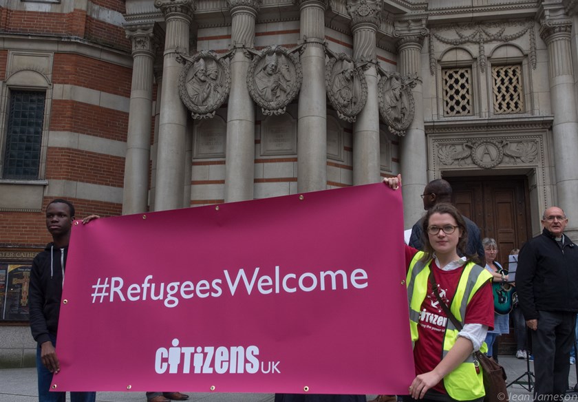 Med kampagnen Refugees Welcome har Citizens UK både presset den britiske regering til at åbne døren for syriske flygtninge og hjulpet med at finde indkvartering til dem. 