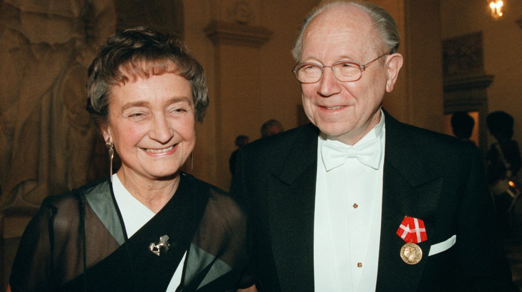Indenrigsminister Thorkild Simonsen til hofbal med fruen Edny, 1997.