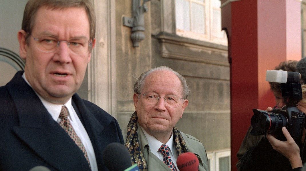 Ministerrokade 1997. Statsminister Poul Nyrup Rasmussen præsenterer sin nye indenrigsminister på Amalienborg Slotsplads.