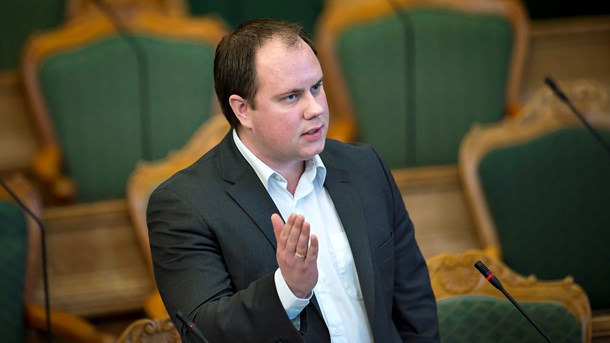 Dansk Folkpartis udlændingeordfører, Martin Henriksen, fastholder partiets forslag om brugerbetaling på tolkebistand trods hård kritik.&nbsp;