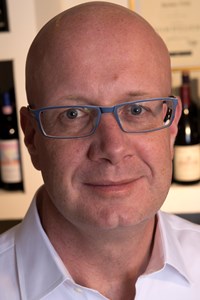 Ved siden af det frivillige arbejde i Consum er Rasmus Visby selvstændig inden for vinbranchen.