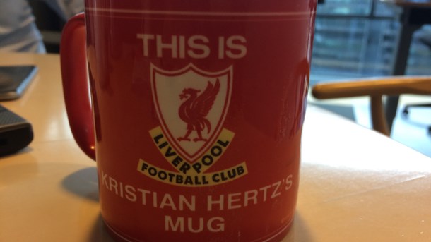 Kristian Hertz tabte sit drengehjerte til den engelske fodboldklub Liverpool, da han i 80'erne ved et tilfælde mødte Jan Mølby og andre af de store koryfæer ved hjemmestadionet Anfield Road.