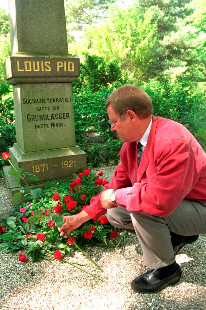 Socialdemokratiet fik sit første principprogram under Louis Pio. Her lægger statsminister Poul Nyrup Rasmussen en rød rose ved Pios gravsted på Vestre Kirkegård i anledning af Socialdemokratiets 125 års jubilæum i 1996.