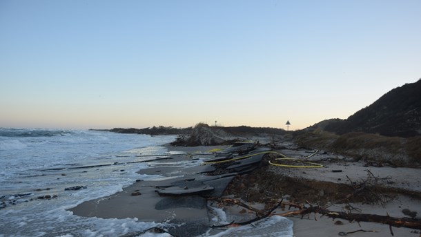 Stormen Urd ødelagde i december hovedvejen på Kattegat-øen Anholt. Nu vil øens borgere skaffe penge til kystsikring ved hjælp af&nbsp;crowdfunding.&nbsp;