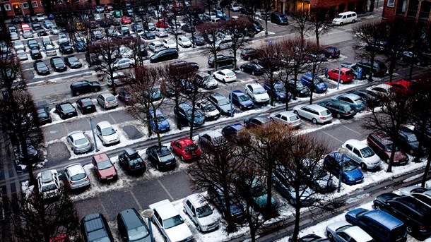 Der bygges parkeringspladser i titusindvis, selv i København og på Frederiksberg, skriver Ivan Lund Pedersen, trafikkonsulent ved NOAH Trafik.