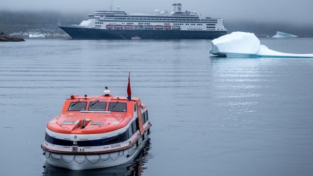 Krydstogtskibet Rotterdam og en af skibets redningsbåde i grønlandsk farvand.