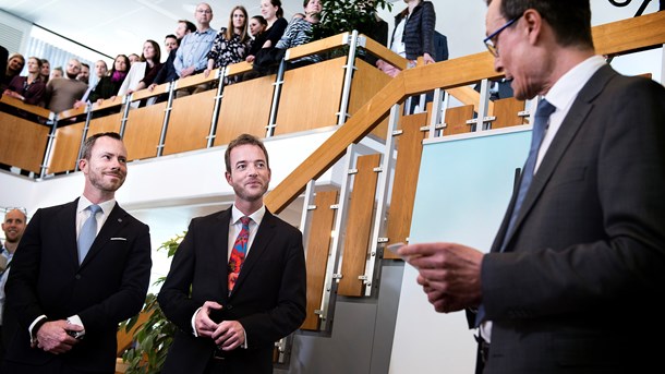 Overdragelse i Miljø- og Fødevareministeriet. Fra venstre: Jakob Ellemann-Jensen, Esben Lunde Larsen og departementchef Henrik Studsgaard.
