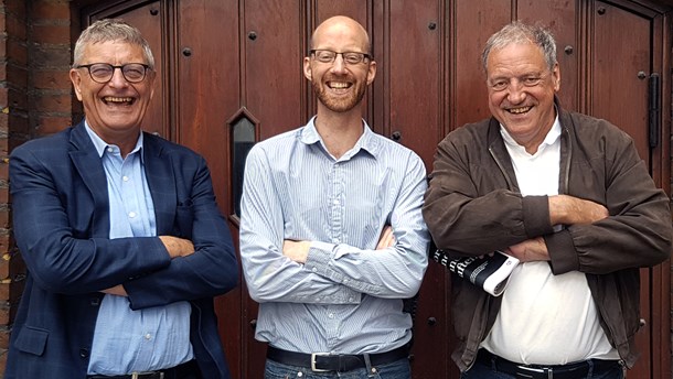 Leif Vestergaard Pedersen (tv.) er afgående direktør i
Kræftens Bekæmpelse og tidligere regional og amtslig topembedsmand. Torben Mogensen (th.) er uddannet narkoselæge
og tidligere markant vicedirektør på Hvidovre Hospital. I dag underviser han på
et kinesisk universitet. Ole Toft, sundhedspolitisk analytiker, er vært på programmet.